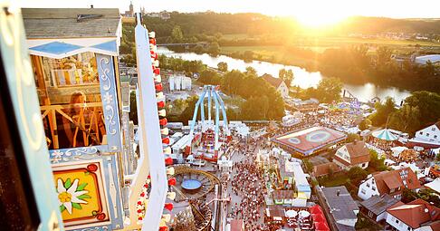 Wenn die Sonne untergeht, ist eine Fahrt mit dem 55 Meter hohen Riesenrad auf dem Bad Wimpfener Talmarkt besonders stimmungsvoll. Von den Gondeln schweift der Blick weit &uuml;ber das Festgel&auml;nde und das Neckartal.