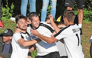 Erlenbacher Jubel: Vor 850 Zuschauern siegte der A1-Ligist 5:2.
Foto: Bertok Erlenbacher Jubel: Vor 850 Zuschauern siegte der A1-Ligist 5:2.
Foto: Bertok