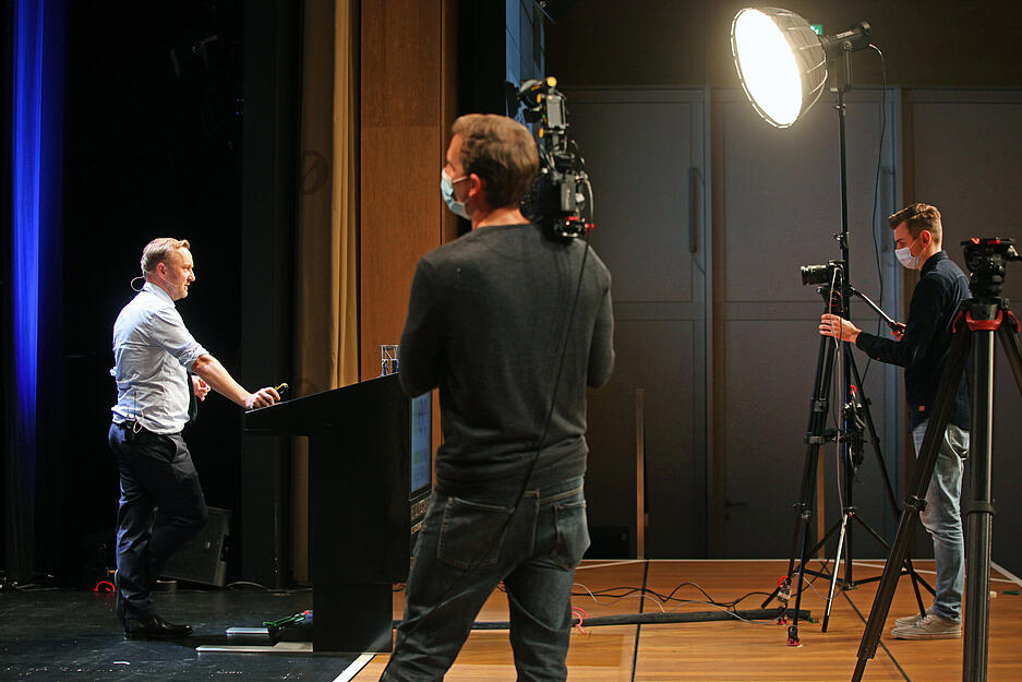 Vorlesung der Bürger-Uni Heilbronn zum Thema "Wie das Silicon Valley die Welt verändern will" mit Thomas Schulz Vorlesung der Bürger-Uni Heilbronn zum Thema "Wie das Silicon Valley die Welt verändern will" mit Thomas Schulz