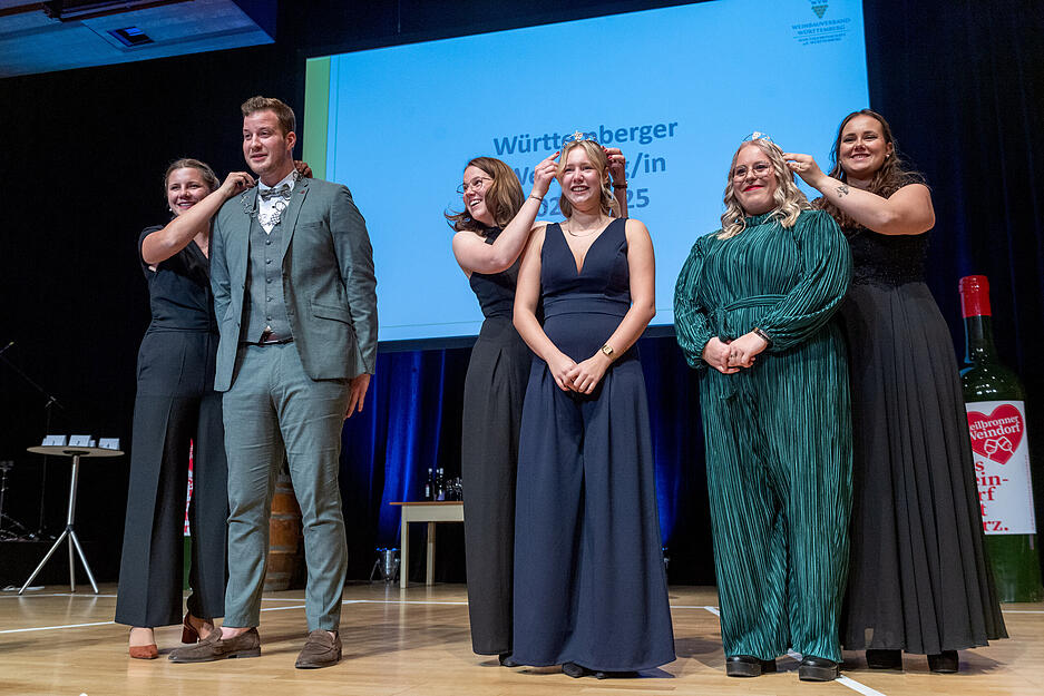Er hatte sich von Weinkönigen und Weinprinzen in anderen deutschen Weinbauregionen inspirieren lassen und nach viel Zuspruch beim Heilbronner Weindorf, wo er in einem Stand Wein ausschenkte, den Hut in den Ring geworfen: Moritz Ocker aus Ilsfeld. Er hatte sich von Weinkönigen und Weinprinzen in anderen deutschen Weinbauregionen inspirieren lassen und nach viel Zuspruch beim Heilbronner Weindorf, wo er in einem Stand Wein ausschenkte, den Hut in den Ring geworfen: Moritz Ocker aus Ilsfeld.