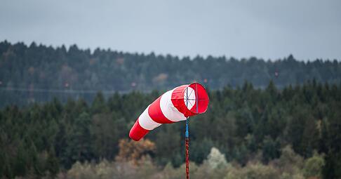 An Heiligabend und in der Nacht lie&szlig; der Wind mehrere B&auml;ume auf die Stra&szlig;en st&uuml;rzen. (Symbolbild)