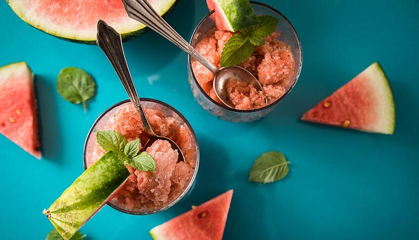 Wer sein Eis Zuhause selber macht, kann auch mal neue Kreationen ausprobieren - zum Beispiel ein Wassermelonen-Minz-Sorbet.