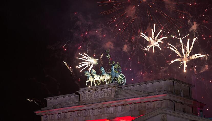 Für viele gehört farbenprächtiges Feuerwerk zum Jahreswechsel dazu. (Archivbild) Für viele gehört farbenprächtiges Feuerwerk zum Jahreswechsel dazu. (Archivbild)