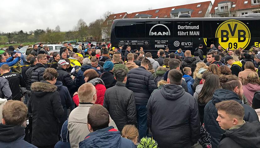 Großer Andrang am Mannschaftsbus nach Ende der kurzen Einheit von Borussia Dortmund im Neckarsulmer Teilort. Foto: Florian Huber