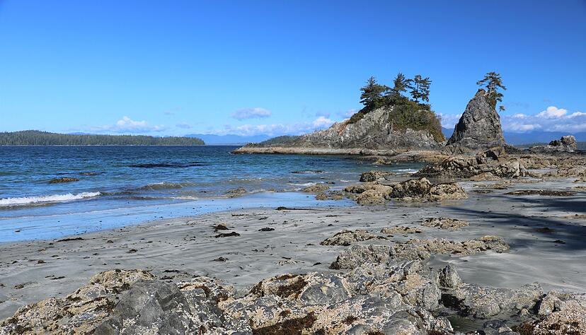Rau und zerklüftet: ein Strand bei Bamfield an der Westküste von Vancouver Island. Rau und zerklüftet: ein Strand bei Bamfield an der Westküste von Vancouver Island.