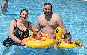 Nermina und Ramez Fetahi aus Wüstenrot sind glücklich, mit ihren beiden Töchtern Adassa (2, rechts) und Alicia (9 Monate) wieder ins Freibad zu können.
