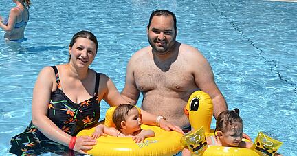 Nermina und Ramez Fetahi aus Wüstenrot sind glücklich, mit ihren beiden Töchtern Adassa (2, rechts) und Alicia (9 Monate) wieder ins Freibad zu können.