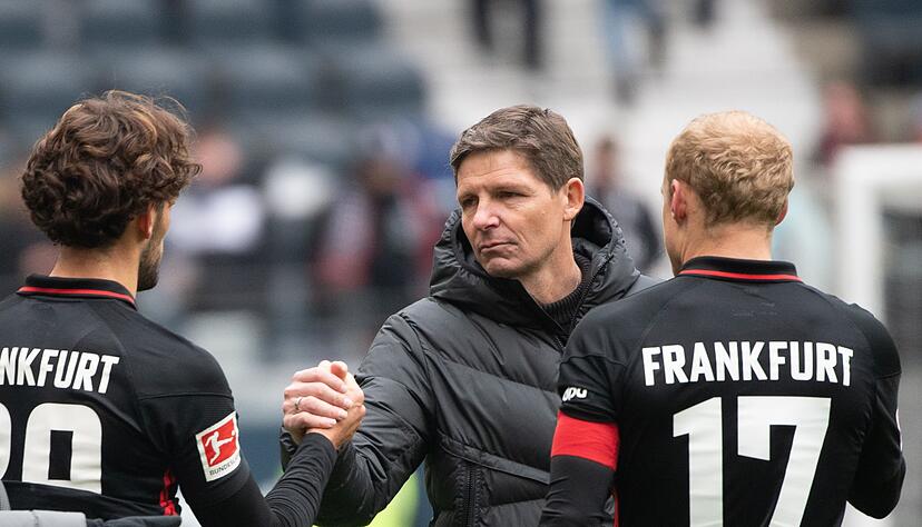 Frankfurts Trainer Oliver Glasner (M) bedankt sich nach dem Spiel bei Goncalo Paciencia (l) und Sebastian Rode. Frankfurts Trainer Oliver Glasner (M) bedankt sich nach dem Spiel bei Goncalo Paciencia (l) und Sebastian Rode.
