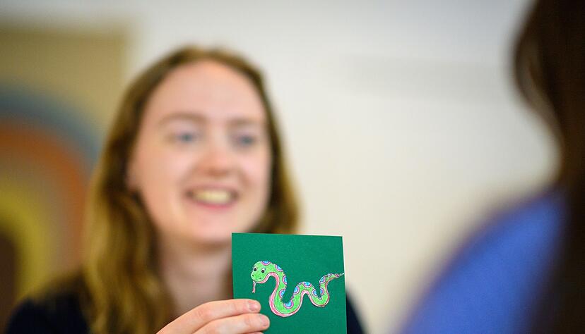 &laquo;Sch&raquo; - wie Schlange: Als Logop&auml;din muss Selma Klee die Sprech&uuml;bungen jeweils an das Alter und die F&auml;higkeiten des Patienten anpassen.