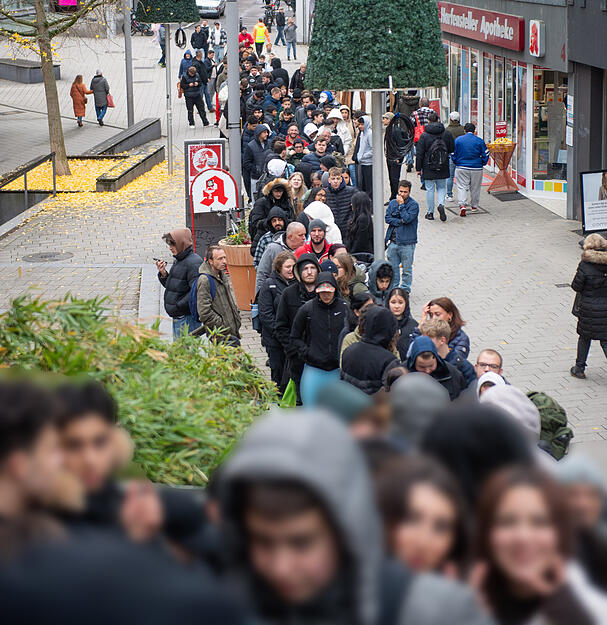Neueröffnung in Heilbronn: Der Kebap-Laden „Original Berliner Döner“ zieht zahlreiche Besucher an. Neueröffnung in Heilbronn: Der Kebap-Laden „Original Berliner Döner“ zieht zahlreiche Besucher an.