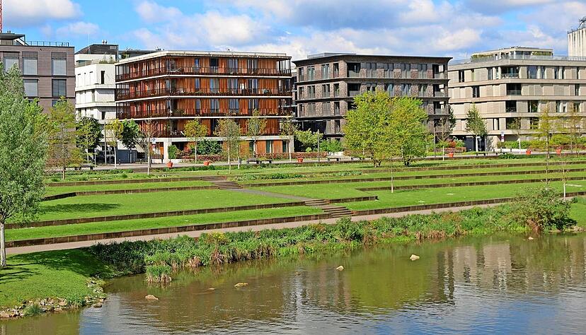 Teilnehmer der &bdquo;Creating Future &ndash; Architekturf&uuml;hrung 2.0&ldquo; entdecken am 11. April im Neckarbogen Heilbronns innovative Architektur gemeinsam mit Bauexperten.