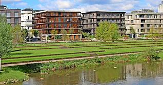 Teilnehmer der &bdquo;Creating Future &ndash; Architekturf&uuml;hrung 2.0&ldquo; entdecken am 11. April im Neckarbogen Heilbronns innovative Architektur gemeinsam mit Bauexperten.