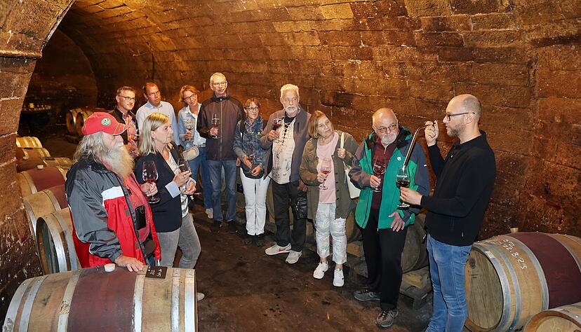 Christian Hirsch (rechts) führt Stimme-Leser durch seinen bald 150 Jahren alten Gewölbekeller an der Kastanienstraße in Leingarten. Hier lässt er in 450 Barriques aus schwäbischem Eichenholz vor allem Rotweine reifen.
Foto: Ralf Seidel Christian Hirsch (rechts) führt Stimme-Leser durch seinen bald 150 Jahren alten Gewölbekeller an der Kastanienstraße in Leingarten. Hier lässt er in 450 Barriques aus schwäbischem Eichenholz vor allem Rotweine reifen.
Foto: Ralf Seidel
