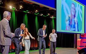 Tolle Teams: Sporthilfe-Vorsitzender Richard Lohmiller (2. v. li.) und Natalie Fein sowie Audi-Werkleiter Fred Schulze und Säbelfechterin Lena Stemper schlagen sich beim Olympiasieger-Quiz bestens. Tolle Teams: Sporthilfe-Vorsitzender Richard Lohmiller (2. v. li.) und Natalie Fein sowie Audi-Werkleiter Fred Schulze und Säbelfechterin Lena Stemper schlagen sich beim Olympiasieger-Quiz bestens.