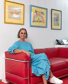 &Uuml;ber der Sitzgruppe h&auml;ngen die Kinderbilder ihrer T&ouml;chter. Maria ist heute im Unternehmen aktiv. Die Werke von Anne-Sophie sind Erinnerung an ihre &auml;lteste Tochter, die bei einem Unfall ums Leben kam. Foto: Mario Berger