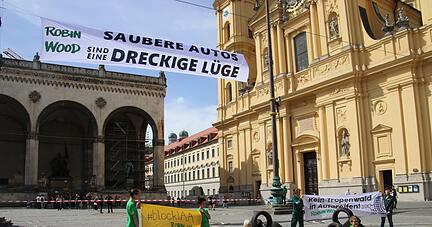 Aktivisten der Umweltschutzgruppe Robin Wood protestieren, unter anderem mit dem Slogan: &laquo;Saubere Autos sind eine dreckige L&uuml;ge.&raquo;