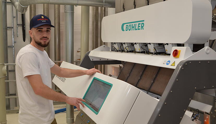 Hochmoderne Maschinen zu bedienen geh&ouml;rt zum Alltag von Verfahrenstechnologen in der M&uuml;hlen- und Getreidewirtschaft wie Erald Almeta.