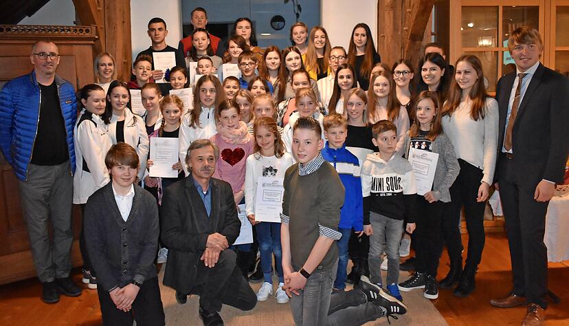 Sport wird in Niedernhall groß geschrieben. Darauf ist nicht zuletzt Bürgermeister Achim Beck (l.) stolz, der im Rathaus wieder zahlreiche Sportler ehrte.
Foto: Kähny Sport wird in Niedernhall groß geschrieben. Darauf ist nicht zuletzt Bürgermeister Achim Beck (l.) stolz, der im Rathaus wieder zahlreiche Sportler ehrte.
Foto: Kähny