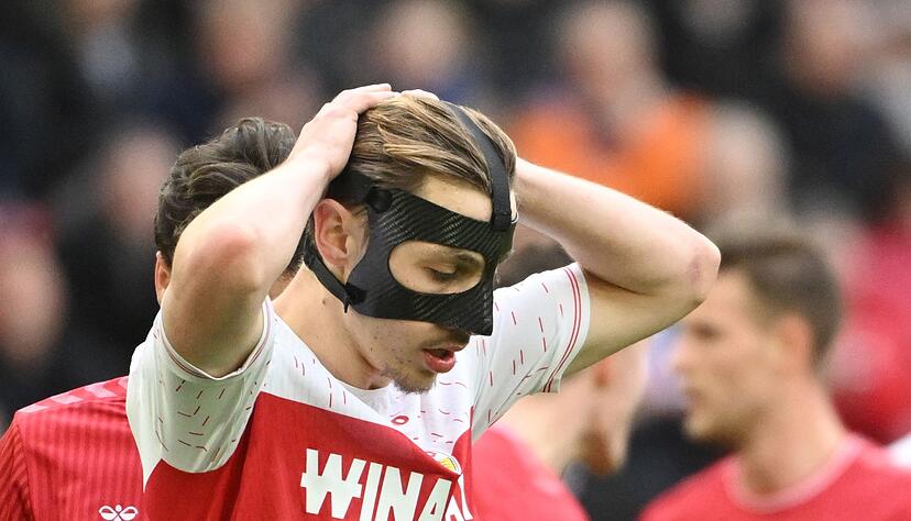 Anthony Rouault vom VfB Stuttgart spielte gegen den 1. FC Köln mit einer Gesichtsmaske. Nach dem 1:1 gibt es dennoch einen Grund zur Freude für den Franzosen und den VfB Stuttgart.