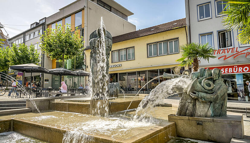 Wer in Heilbronn Abkühlung sucht, findet diese an heißen Tag an einem der Brunnen in der Innenstadt. Dennoch bekommt die Stadt in Sachen Hitze-Schutz die rote Karte gezeigt. Wer in Heilbronn Abkühlung sucht, findet diese an heißen Tag an einem der Brunnen in der Innenstadt. Dennoch bekommt die Stadt in Sachen Hitze-Schutz die rote Karte gezeigt.
