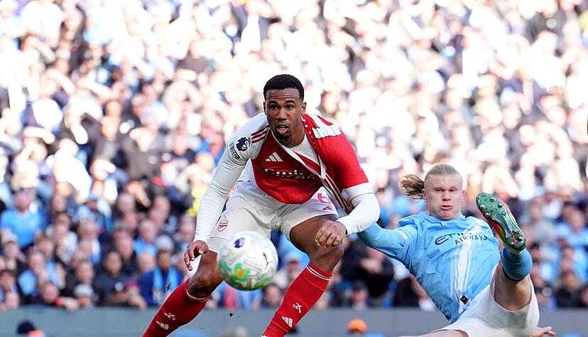 Erling Haaland (r) erzielte das Siegtor f&uuml;r Manchester City im Topspiel gegen Arsenal.