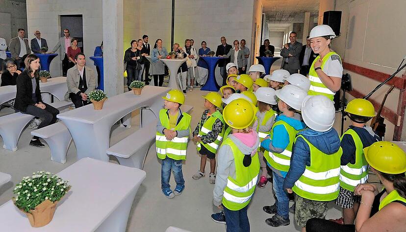 "Wer will flei&szlig;ige Handwerker seh’n", sangen die Kinder der zur Klinik geh&ouml;renden Kita beim Richtfest im Neonatologie-Anbau.Foto: Dennis Mugler