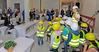 "Wer will fleißige Handwerker seh’n", sangen die Kinder der zur Klinik gehörenden Kita beim Richtfest im Neonatologie-Anbau.Foto: Dennis Mugler "Wer will fleißige Handwerker seh’n", sangen die Kinder der zur Klinik gehörenden Kita beim Richtfest im Neonatologie-Anbau.Foto: Dennis Mugler