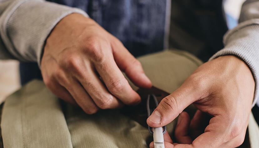 Praktisch: Das Lade-Etui der Airpods Pro 2 bietet auch eine Lasche zum Anhängen. Praktisch: Das Lade-Etui der Airpods Pro 2 bietet auch eine Lasche zum Anhängen.