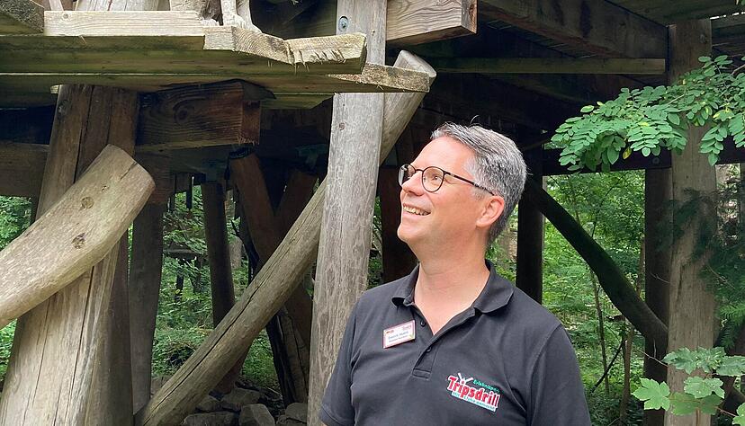 Dominik Sapara guckt zu einem Holzhasen auf der Baumhausterrasse: Jedes Haus ist mit individuellen Details ausgestattet. Dominik Sapara guckt zu einem Holzhasen auf der Baumhausterrasse: Jedes Haus ist mit individuellen Details ausgestattet.