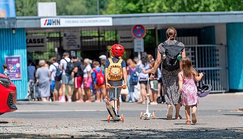Besucherschlangen vor dem Freibad am Gesundbrunnen: Entsteht hier das neue Soleo?