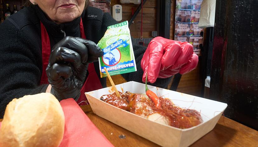 Mit dem gewissen Prickeln: Ingrid Meyer dekoriert beim Festival der Currywurst eine Currywurst im Ahoi-Brause-Stil.