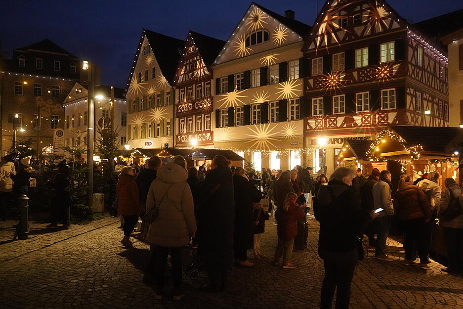 Die festlich dekorierten Hütten bieten winterliche Spezialitäten und Geschenkideen.