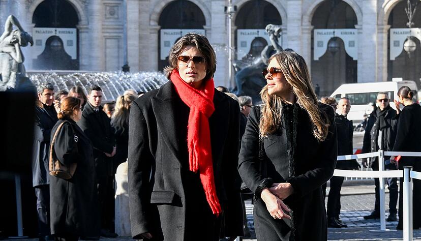 Liz Hurley und ihr Sohn Damian bei der Trauerfeier f&uuml;r den verstorbenen Modesch&ouml;pfer Valentino.
