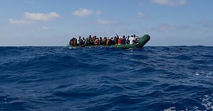 Fluchtroute Mittelmeer: Indem Kommunen zu "Sicheren Häfen" werden, signalisieren sie ihre Bereitschaft, aus Seenot gerettete Menschen aufzunehmen.
Foto: Kranzusch/dpa Fluchtroute Mittelmeer: Indem Kommunen zu "Sicheren Häfen" werden, signalisieren sie ihre Bereitschaft, aus Seenot gerettete Menschen aufzunehmen.
Foto: Kranzusch/dpa