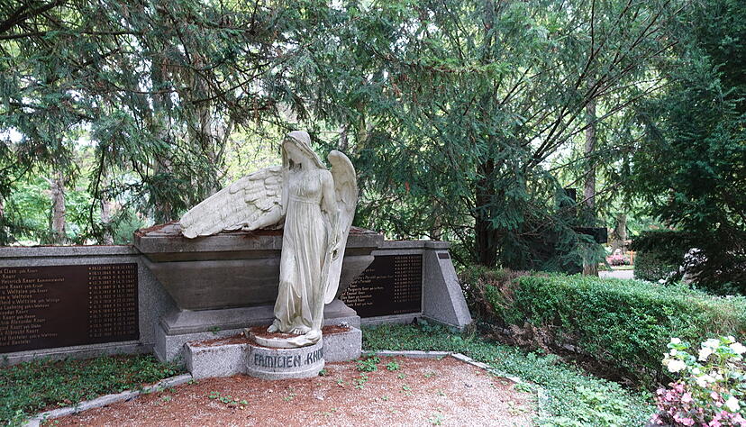 Auf dem Hauptfriedhof Heilbronn können Besucher imposante Gräber und Statuen bewundern. Auf dem Hauptfriedhof Heilbronn können Besucher imposante Gräber und Statuen bewundern.