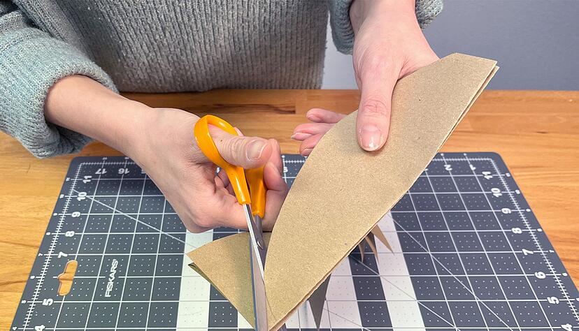 Schneiden Sie die gezeichneten Formen vorsichtig aus. Schneiden Sie die gezeichneten Formen vorsichtig aus.