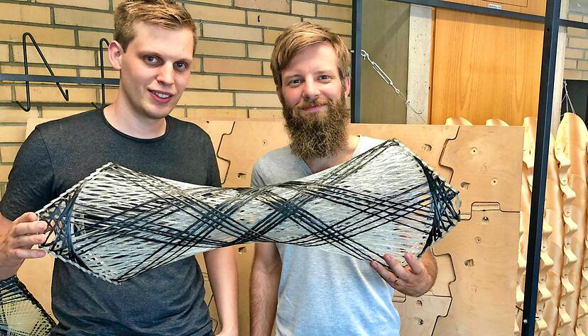 "Knochen" aus Kunstfasern: Die wissenschaftlichen Mitarbeiter Hans Jakob Wagner (li.) und Christoph Zechmeister entwickeln am ICD in Stuttgart neue, effiziente Bauteile für die Architektur.
Foto: Christian Klose