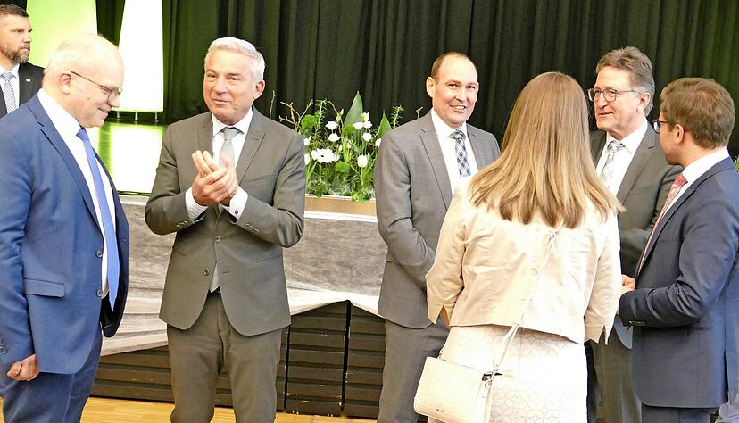 Zahlreiche Gäste aus Politik und Verwaltung kamen zum Festakt nach Neckarwestheim und nutzten die Gelegenheit zum Austausch. Zahlreiche Gäste aus Politik und Verwaltung kamen zum Festakt nach Neckarwestheim und nutzten die Gelegenheit zum Austausch.