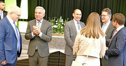 Zahlreiche Gäste aus Politik und Verwaltung kamen zum Festakt nach Neckarwestheim und nutzten die Gelegenheit zum Austausch.
Foto: Harald Schmidt