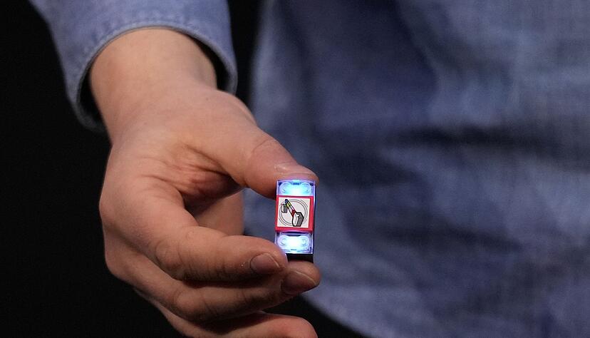 Der «Lego Smart Brick» verfügt über einen Lautsprecher, LED-Leuchten und einen winzigen Chip, der andere Smart Bricks und Minifiguren erkennen und mit ihnen interagieren kann. Der «Lego Smart Brick» verfügt über einen Lautsprecher, LED-Leuchten und einen winzigen Chip, der andere Smart Bricks und Minifiguren erkennen und mit ihnen interagieren kann.