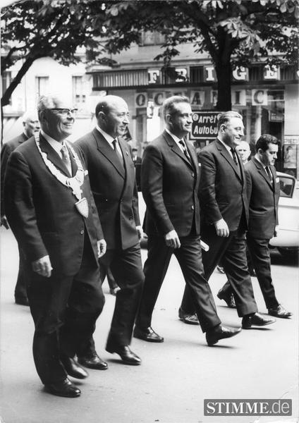 Im April 1965 besucht eine Heilbronner Delegation mit Oberbürgermeister Paul Meyle (li) das südfranzösische Béziers.
