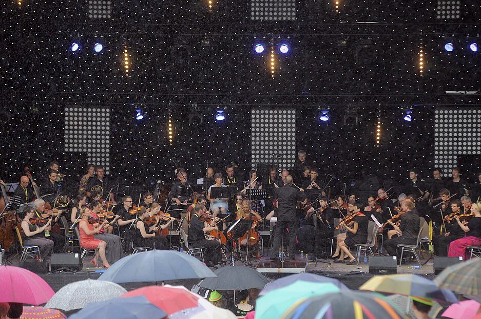 23.07.2016: Ungewöhnliche Klassik-Premiere mit dem Orchester „Klangattacke“ beim Haigern Live-Festival. Auch durch Regenschauer lassen sich Zuhörer nicht beirren. 23.07.2016: Ungewöhnliche Klassik-Premiere mit dem Orchester „Klangattacke“ beim Haigern Live-Festival. Auch durch Regenschauer lassen sich Zuhörer nicht beirren.