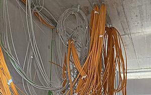 Die Menge der Netzwerkkabel zeigt: Die WLan-Ausstattung wird gut.