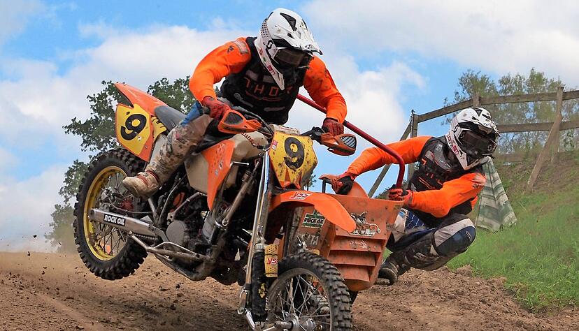 Joshua (Fahrer) und Noah Weinmann (Beifahrer) im Sprung beim f&uuml;nften Lauf der deutschen Seitenwagen-Motocross-Meisterschaft in Schopfheim.