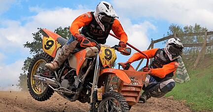 Joshua (Fahrer) und Noah Weinmann (Beifahrer) im Sprung beim f&uuml;nften Lauf der deutschen Seitenwagen-Motocross-Meisterschaft in Schopfheim.