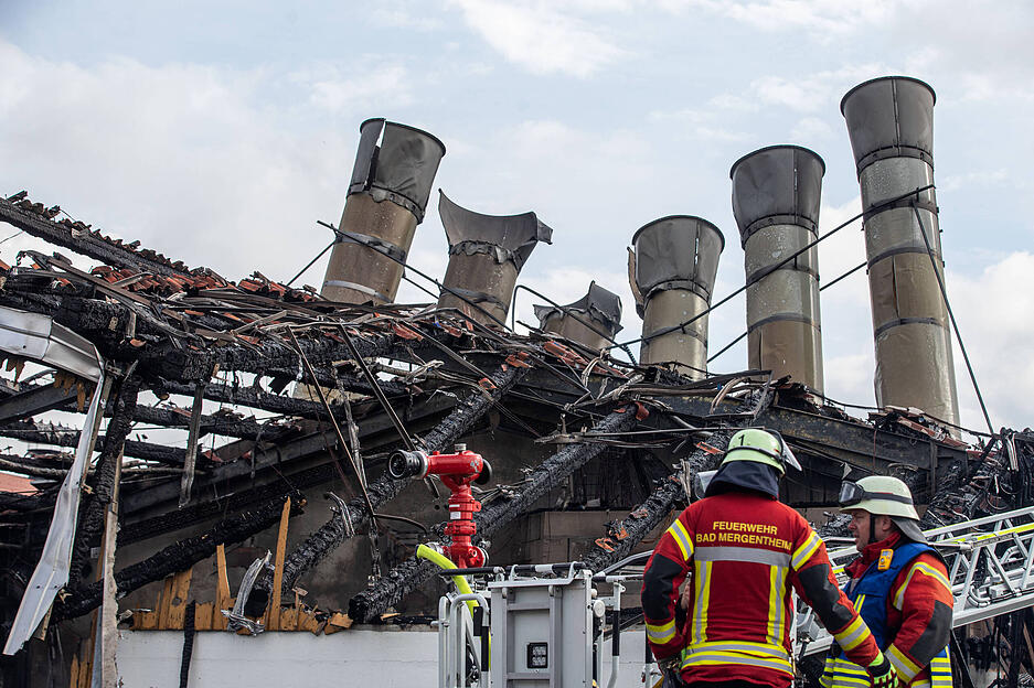 Der landwirtschaftliche Betrieb wird durch das Feuer schwer beschädigt.