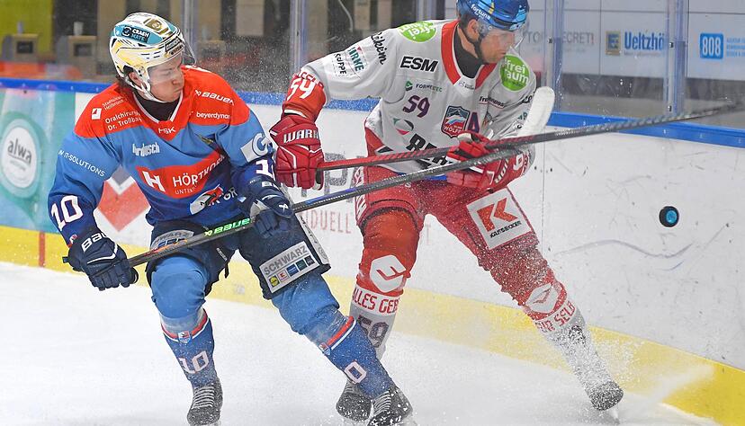 Nolan Ritchie (links) und Maximilian Gläßle schenken sich nichts. Weder die Falken noch die Wölfe gaben im Spitzenspiel einen Millimeter preis.
Foto: Mario Berger