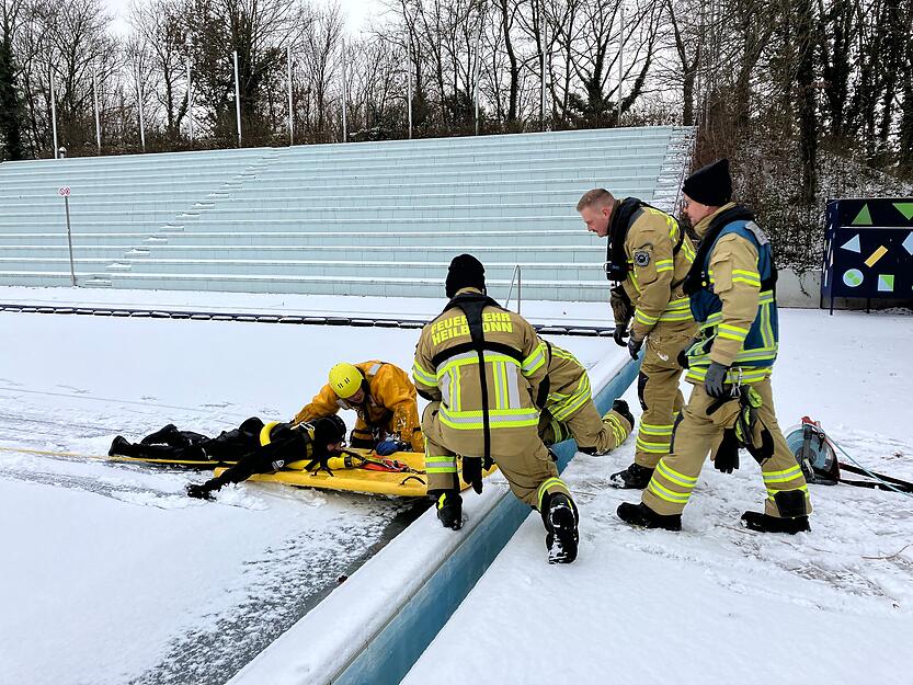 Unfallopfer und Retter werden bei der Eisrettung probeweise aus dem Freibad Neckarhalde gezogen.