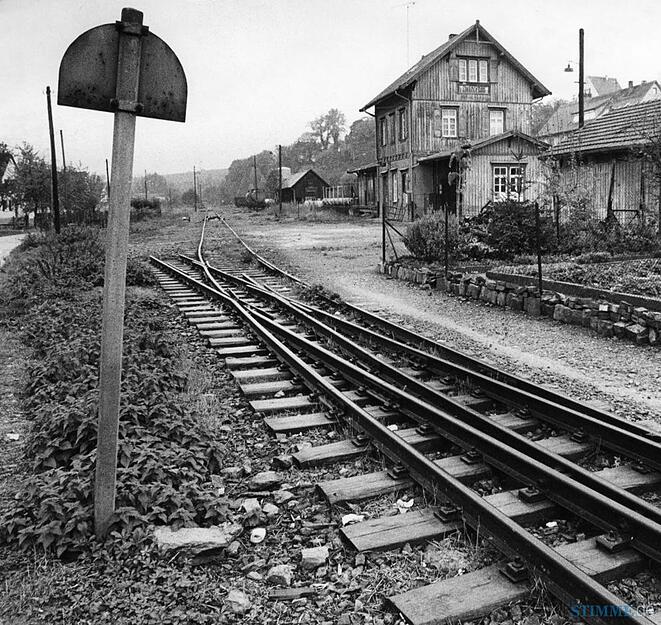 Nur noch wenige Züge erreichen im Januar 1975 den Bahnhof von Talheim. Die Bahnstrecke zwischen Talheim und Schozach wird später zum Wanderweg ausgebaut.