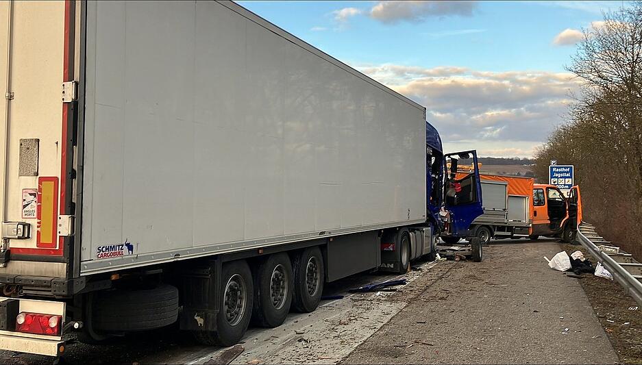 Ein polnischer Sattelzug ist auf der A81 bei Widdern in einen Baustellenbereich gefahren. Ein polnischer Sattelzug ist auf der A81 bei Widdern in einen Baustellenbereich gefahren.